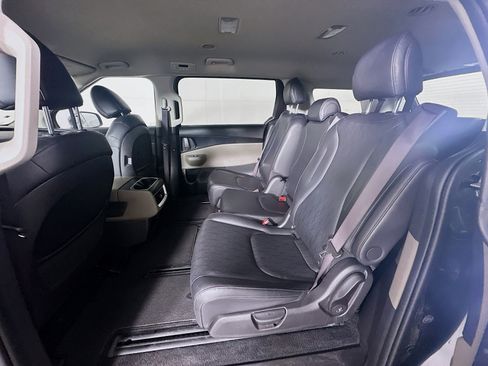 Used 2025 Kia Carnival FWD image 28