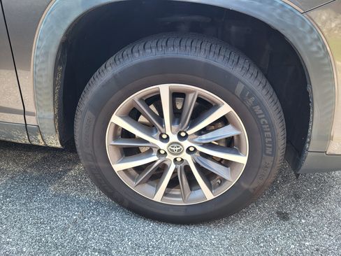 Used 2019 Toyota Highlander XLE FWD image 7