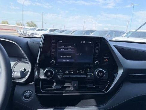 Used 2022 Toyota Highlander XLE FWD image 16