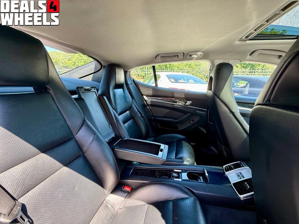 Used 2016 Porsche Panamera RWD image 34