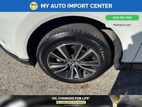 Used 2021 Toyota Venza LE image 9