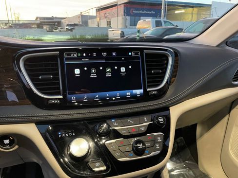 Used 2023 Chrysler Pacifica Limited image 20