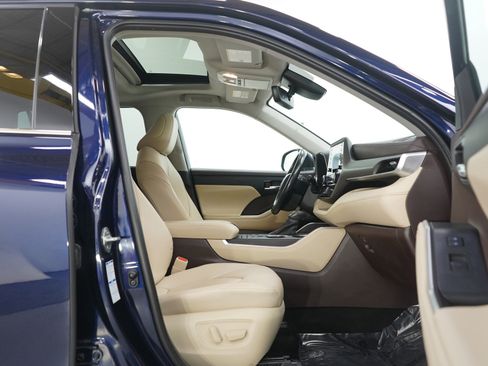 Used 2021 Toyota Highlander XLE image 11