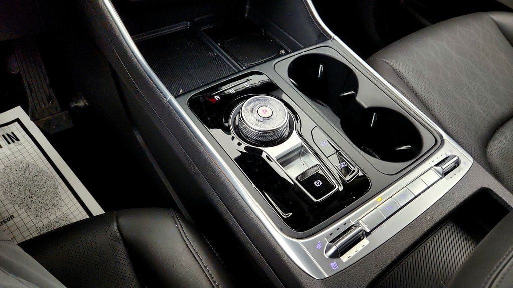 Used 2026 Kia Carnival SX w/ SX Dark Edition Package FWD image 16