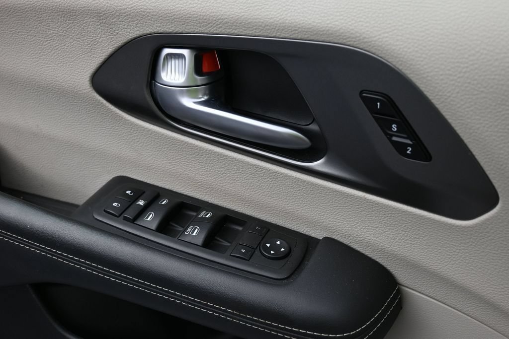 Used 2024 Chrysler Pacifica Touring-L FWD image 13