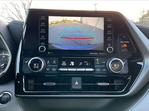 Used 2022 Toyota Highlander XLE image 13