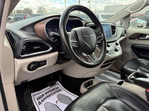 Used 2017 Chrysler Pacifica Touring-L Plus image 19