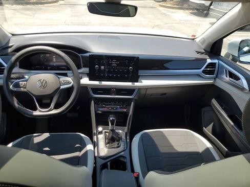 Used 2025 Volkswagen Taos SE w/ Panoramic Sunroof Package FWD image 8