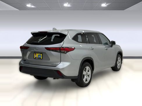Used 2020 Toyota Highlander LE AWD/4WD image 7