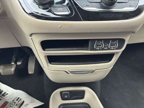 Used 2023 Chrysler Pacifica Touring-L FWD image 21