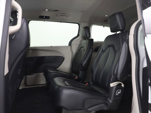 Used 2022 Chrysler Pacifica Touring-L image 21