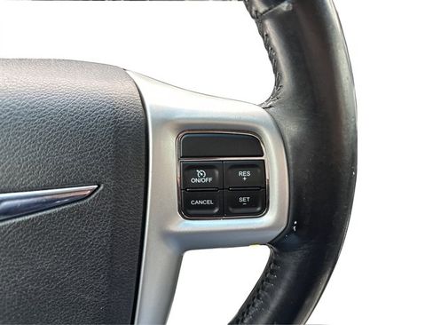 Used 2014 Chrysler Town & Country Touring FWD image 37