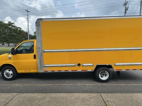 Used 2017 GMC Savana 3500 Extended RWD image 10