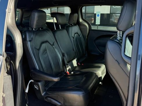Used 2020 Chrysler Pacifica Touring-L FWD image 27