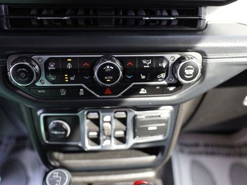 Used 2024 Jeep Wrangler Sahara image 26