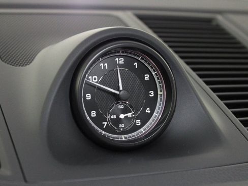 Certified 2025 Porsche Macan image 24