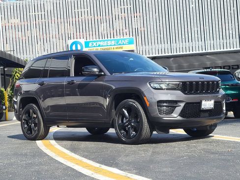Used 2022 Jeep Grand Cherokee Altitude RWD image 32
