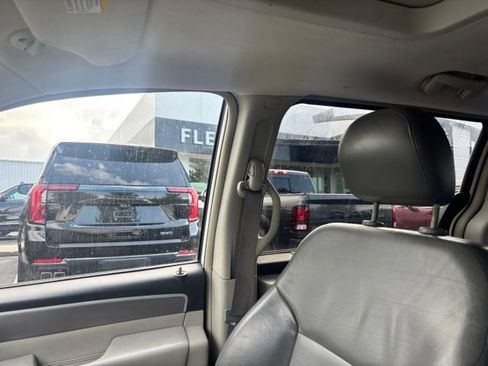Used 2009 Volkswagen Routan SEL FWD image 11