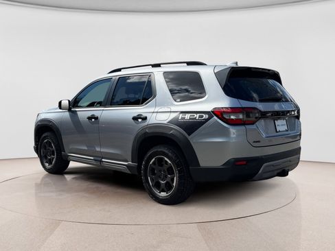 Used 2024 Honda Pilot TrailSport image 3