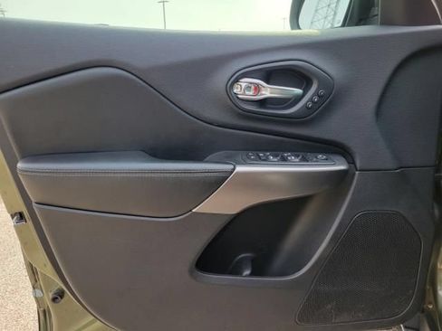 Used 2019 Jeep Cherokee Limited w/ Luxury Group AWD/4WD image 17