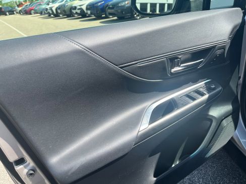 Used 2022 Toyota Venza image 17
