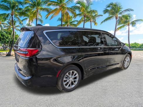 New 2026 Chrysler Pacifica Limited FWD image 3
