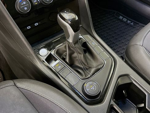 Used 2024 Volkswagen Taos SE w/ Panoramic Sunroof Package image 25