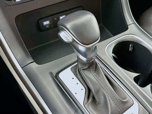 Used 2024 Kia Carnival LX image 24