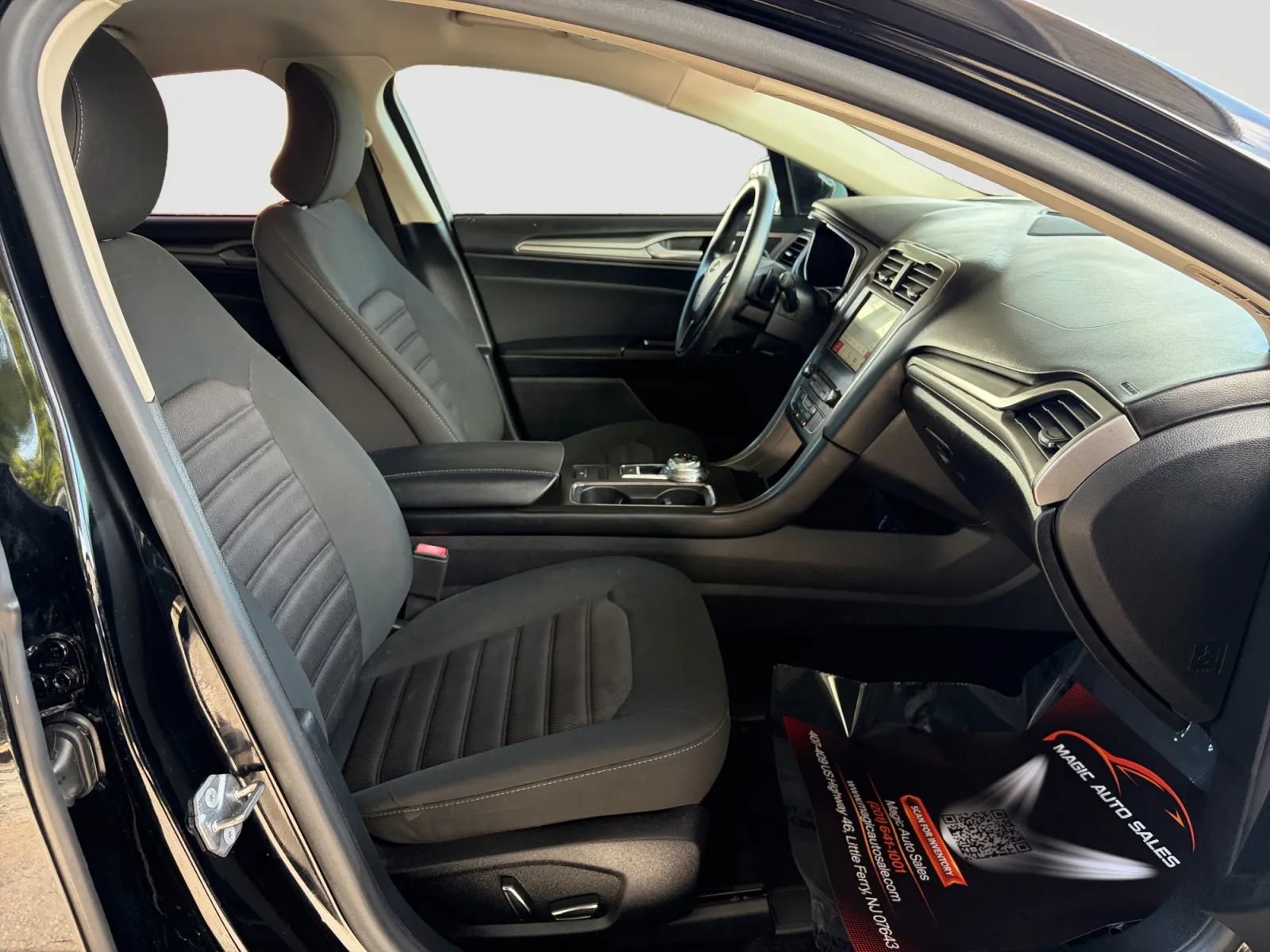 Used 2017 Ford Fusion SE w/ Fusion SE Technology Package FWD image 20