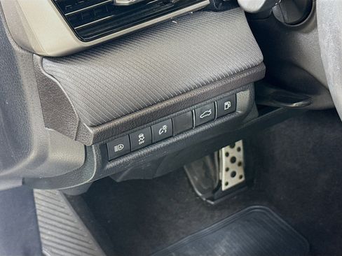 Used 2025 Toyota Camry SE image 10