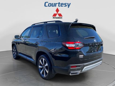 Used 2023 Honda Pilot Touring image 3
