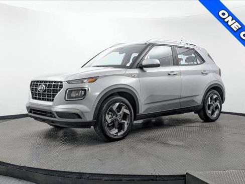 Used 2026 Hyundai Venue SEL FWD image 2