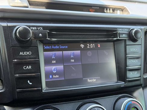 Used 2017 Toyota RAV4 LE AWD/4WD image 3