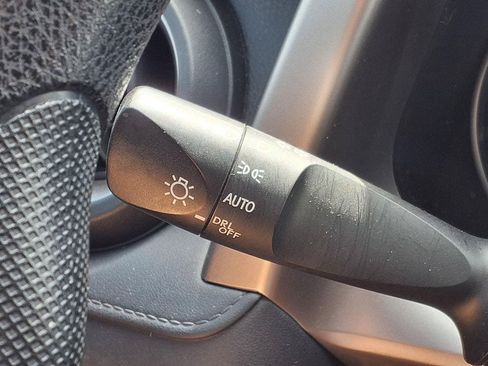 Used 2018 Toyota RAV4 LE FWD image 14