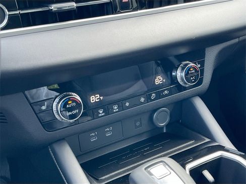 New 2025 Mitsubishi Outlander SE image 16