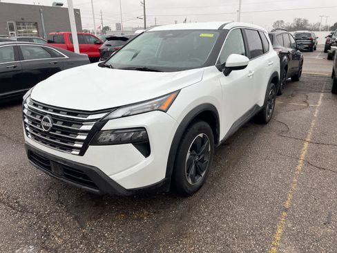 Used 2025 Nissan Rogue SV image 2