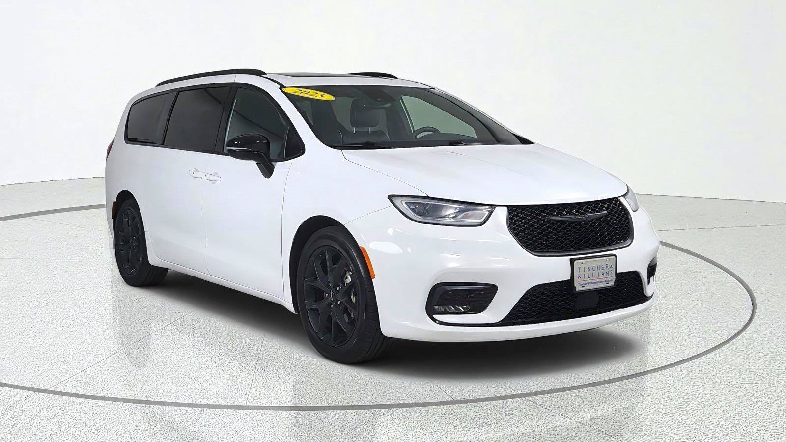 Used 2025 Chrysler Pacifica Limited FWD image 1