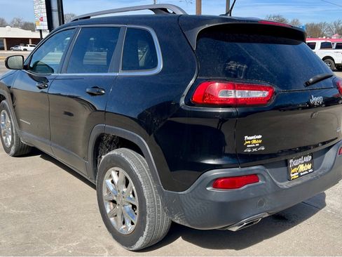Used 2016 Jeep Cherokee Latitude w/ Cold Weather Group image 5
