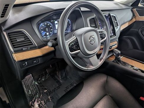 Certified 2022 Volvo XC90 T6 Momentum w/ Climate Package image 10