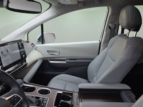 Used 2022 Toyota Sienna XLE image 12