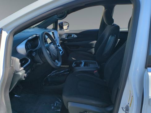 Used 2024 Chrysler Pacifica Touring image 9