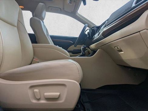 Used 2018 Toyota Highlander Limited image 27