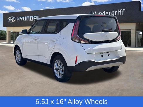 Used 2025 Kia Soul LX image 9