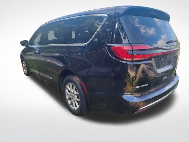 Used 2025 Chrysler Pacifica Select FWD image 2