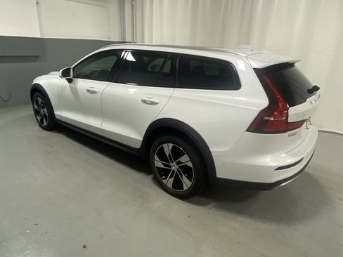 Certified 2024 Volvo V60 B5 Cross Country Plus image 2