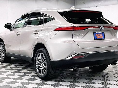 Used 2021 Toyota Venza XLE image 2