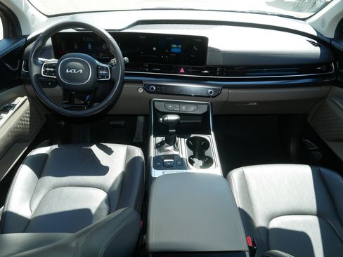 Used 2025 Kia Carnival FWD image 10