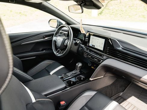 Used 2025 Toyota Camry SE image 10