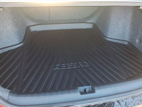 Used 2018 Honda Accord Touring image 10
