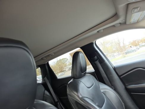 Used 2018 Jeep Cherokee Limited FWD image 34